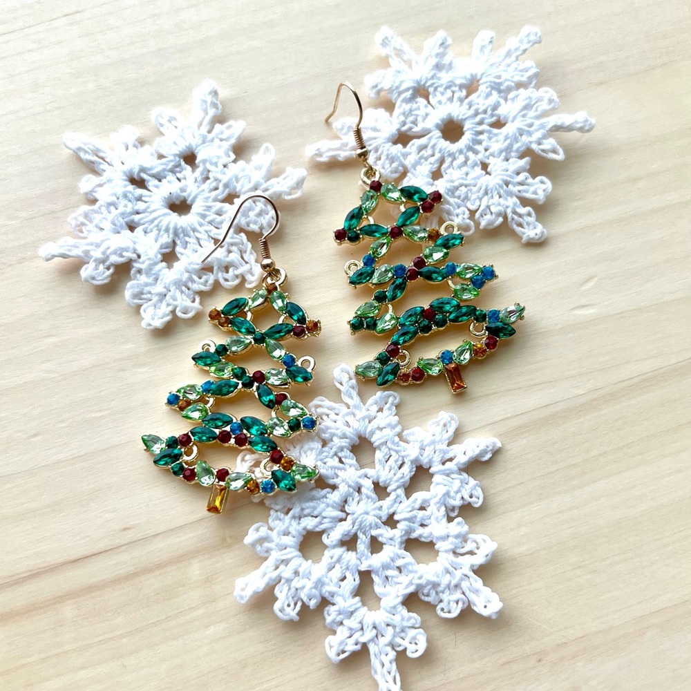 HOT DEAL 🔥 NEW Christmas Tree Rhinestone Drop Earrings.